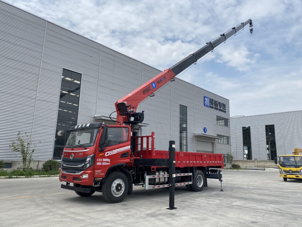 China's first 8-ton, 7-section boom truck-mounted crane.